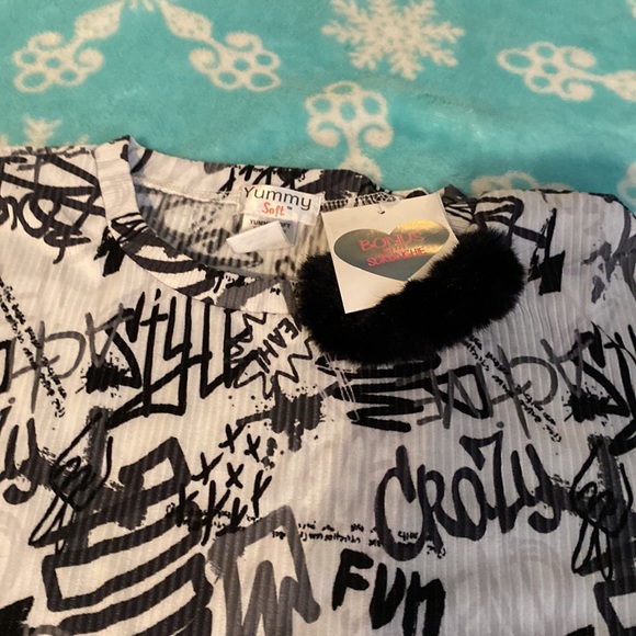 Long sleeve shirt with fuzzy scrunchy has black and white brand new - Picture 2 of 3